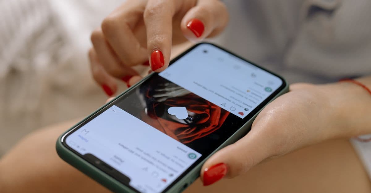 Bir kişi telefonundan sosyal medya gündemini takip ediyor
