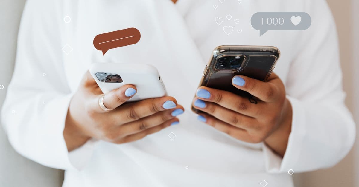 Bir kullanıcının telefonuyla video altında sesli yorum bıraktığı an