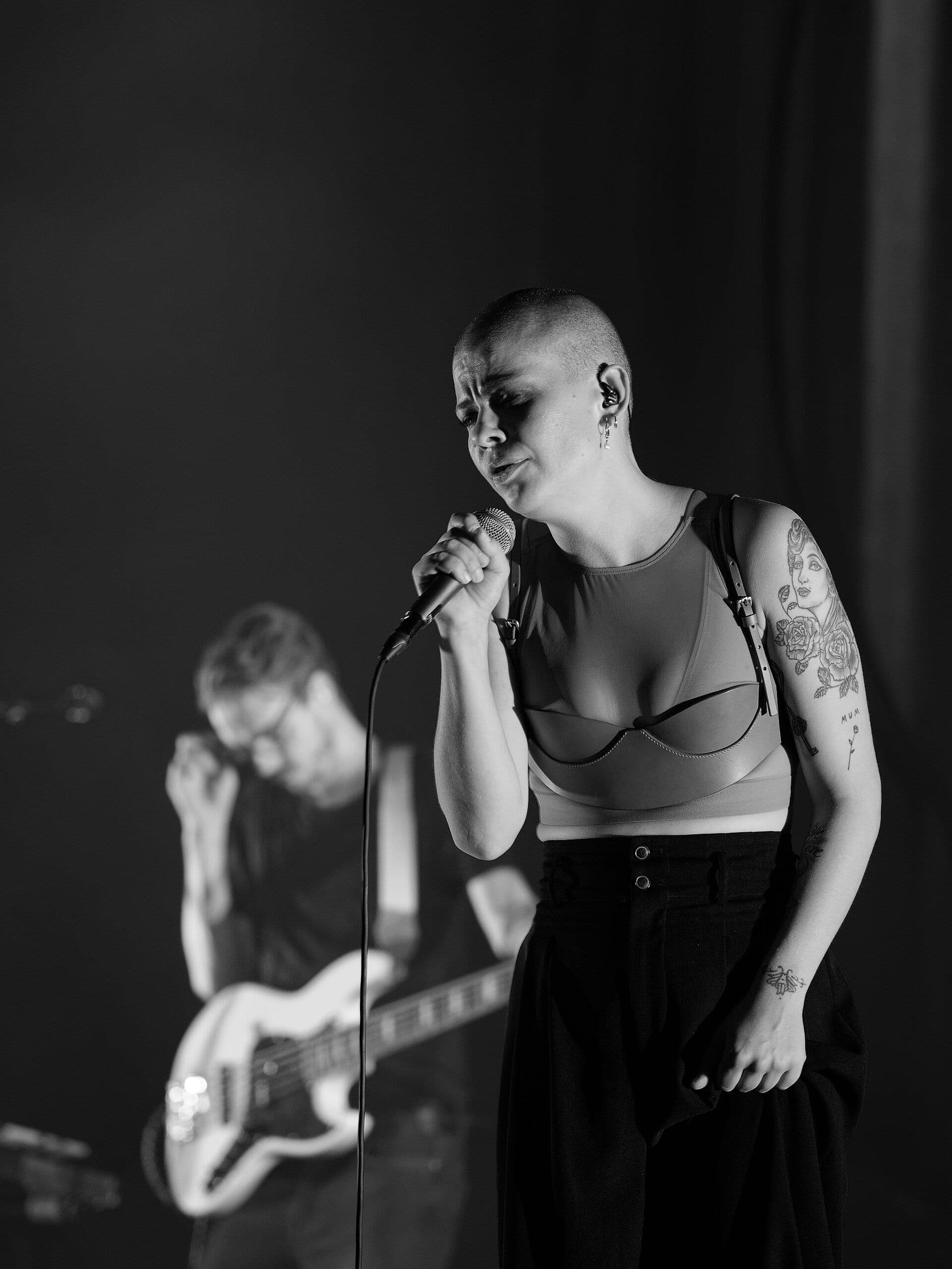 Sharon Kovacs siyah beyaz konser karesinde şarkı söylerken