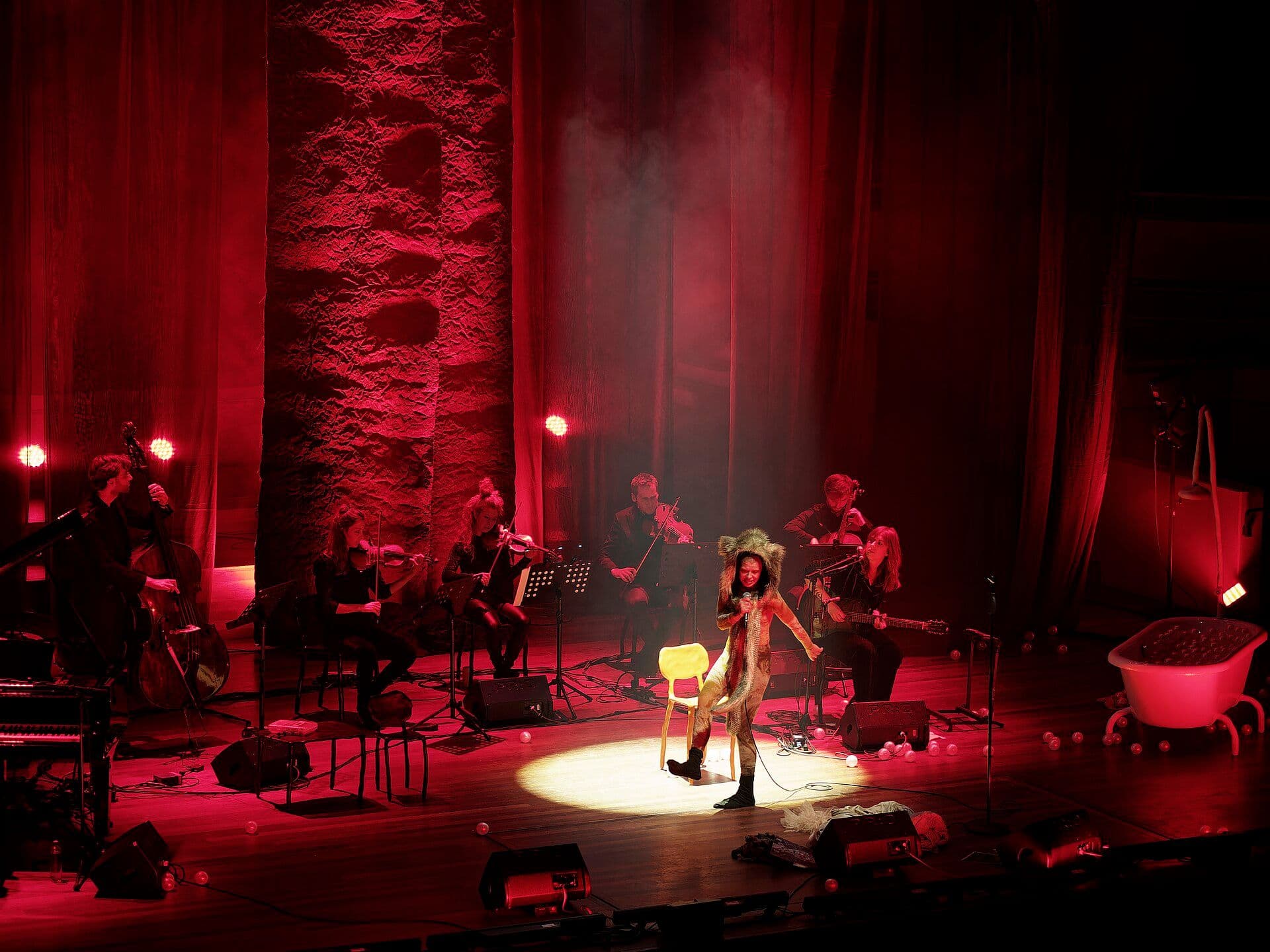 Sharon Kovacs kırmızı ışıklı bir konser sahnesinde
