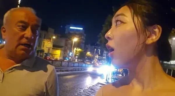 Sosyal medyada telefon üzerinden canlı yayın izleyen biri