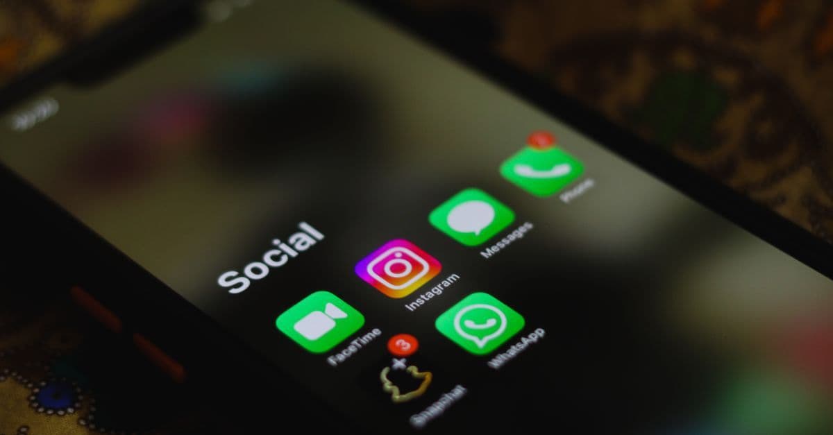 Bir telefon ekranında sosyal medya uygulaması ve filtre arayüzü